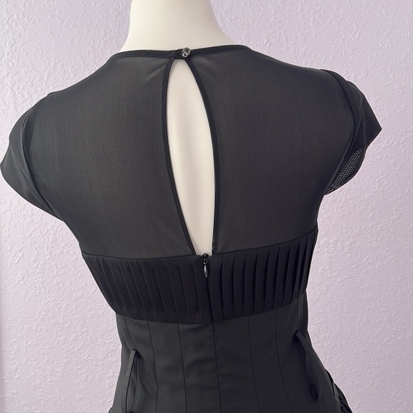 ALICE & OLIVIA ELEGANT BLACK MINI DRESS WITH FITTED SILHOUETTE AND PLEATS - Picture 9 of 11